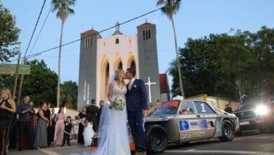 ¡Qué vivan los novios!: el campeón misionero se casó y fue a la iglesia con su Ford 24 Madelaire 2