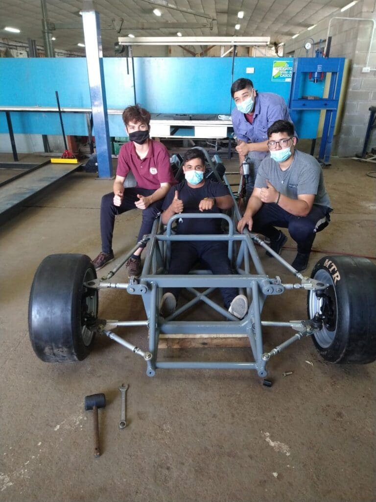 Sueño cumplido: un profesor construyó un F1 con sus alumnos 11 Cavaglia 12