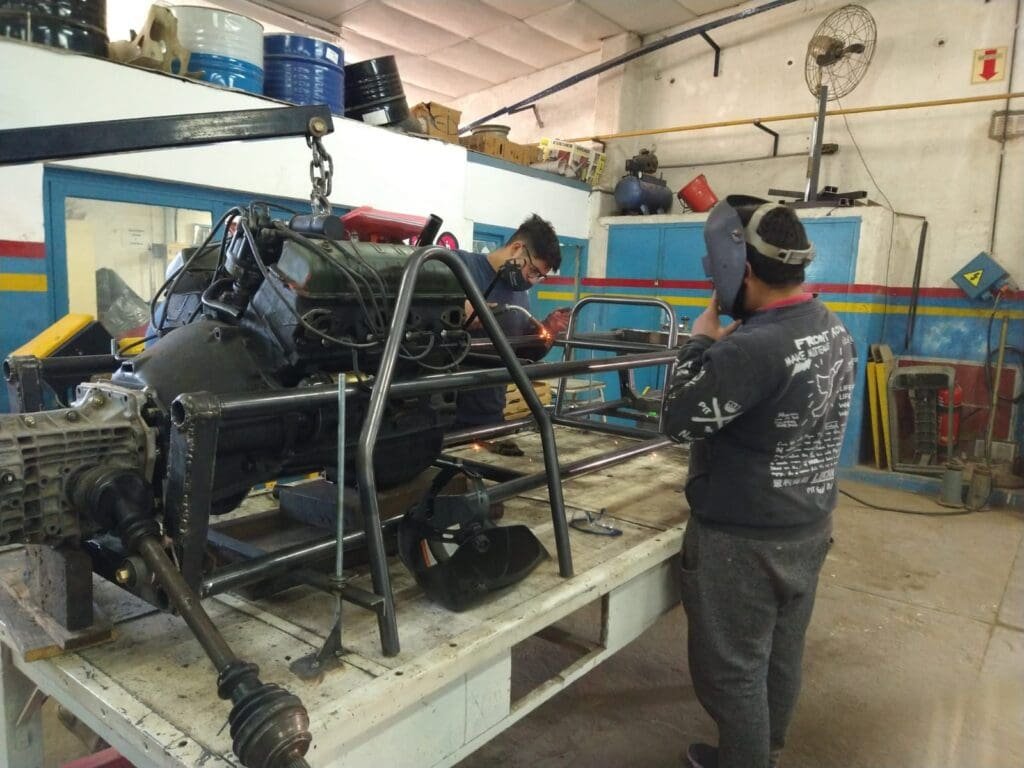 Sueño cumplido: un profesor construyó un F1 con sus alumnos 12 Cavaglia 16