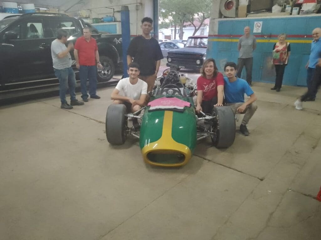 Sueño cumplido: un profesor construyó un F1 con sus alumnos 17 Cavaglia 20