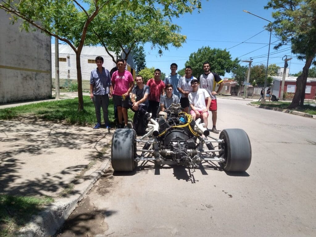 Sueño cumplido: un profesor construyó un F1 con sus alumnos 18 Cavaglia 5
