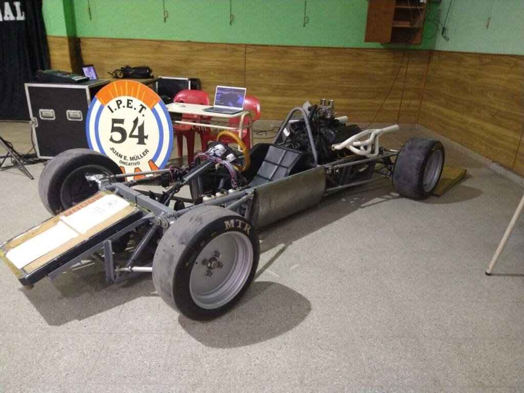 Sueño cumplido: un profesor construyó un F1 con sus alumnos 16 Cavaglia 7