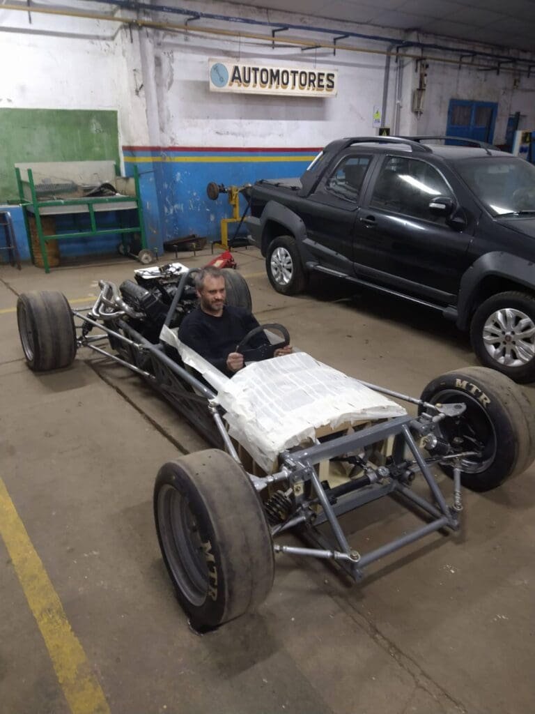Sueño cumplido: un profesor construyó un F1 con sus alumnos 8 Cavaglia 9