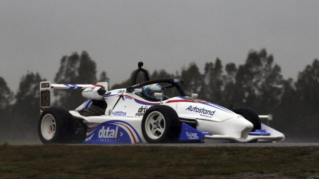 Las lluvias obligaron a correr el domingo 2 002