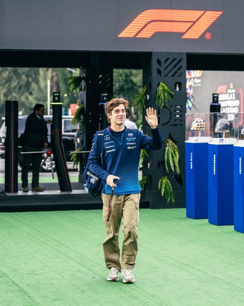 Oscar Larrauri: “Colapinto tiene una sensibilidad llamativa arriba del auto” 3 Larrauri Colapinto 1