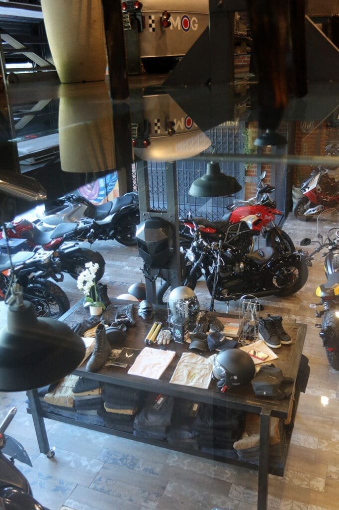 TiendaMoto: un lugar exclusivo para los motociclistas 5 BH7 0744