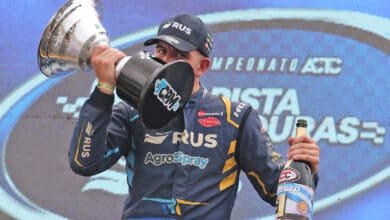 Alberti besa el trofeo en el podio