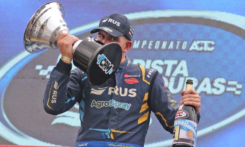 Alberti besa el trofeo en el podio