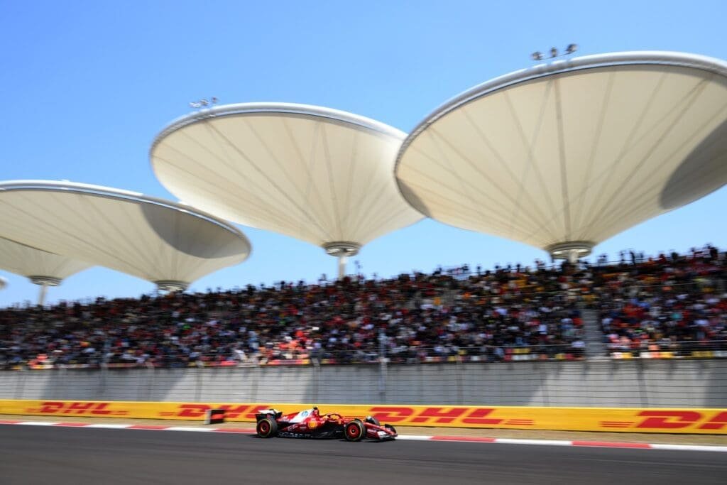 Hamilton transita por el circuito chino