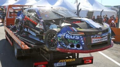 El Camaro destruido de Mazzacane es trasladado a los boxes