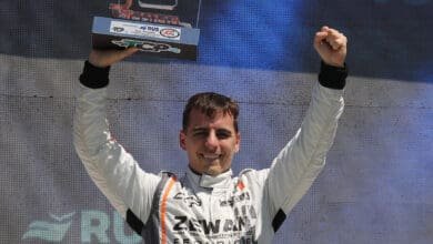 Tomasello festeja en el podio de Viedma