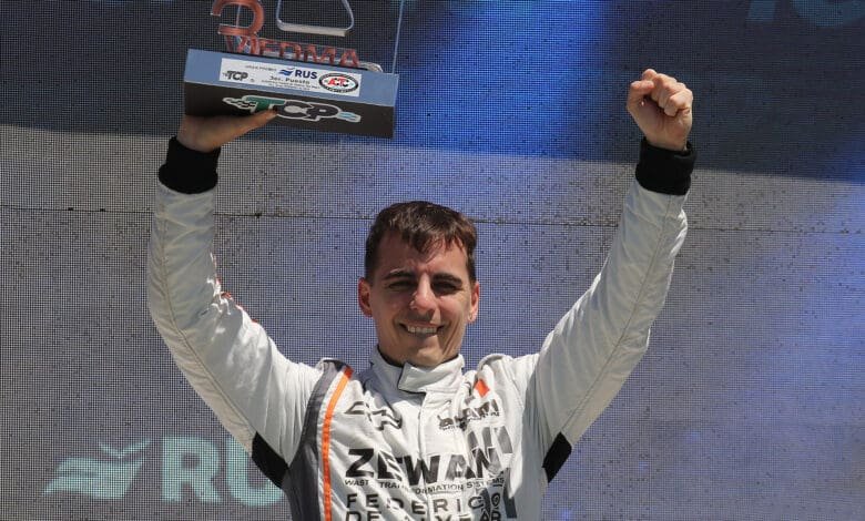 Tomasello festeja en el podio de Viedma