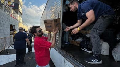 Voluntarios cargando uno de los semi para Bahía Blanca
