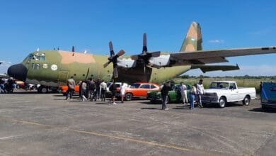Aviones y fierros: Juntada de clásicos en la Base de Morón 13 Un Hércules es custodiado por un Torino y una Chevy