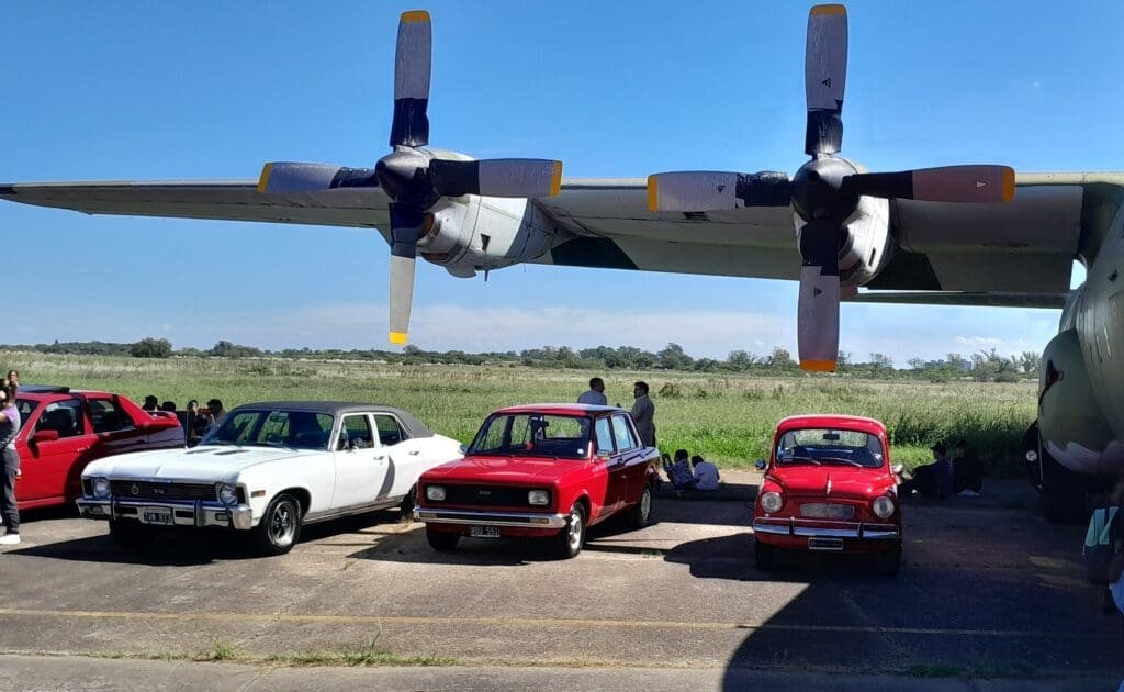 Aviones y fierros: Juntada de clásicos en la Base de Morón 3 2 1