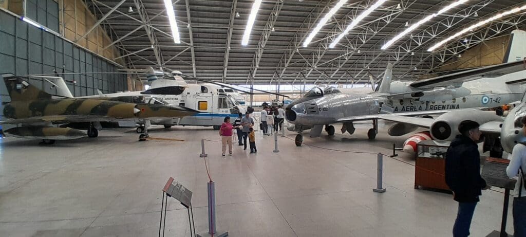 Aviones y fierros: Juntada de clásicos en la Base de Morón 11 7 1