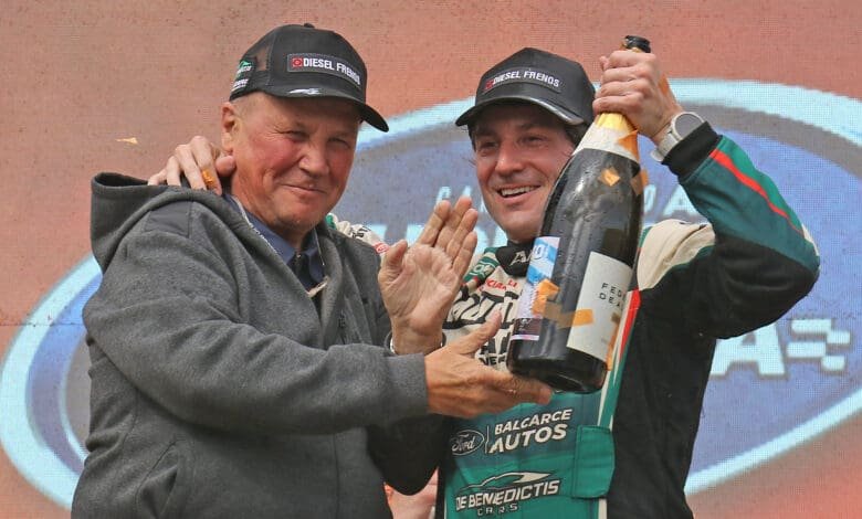 "Johnny" acompaña a su hijo en todas las carreras