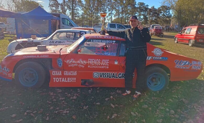 Antúnez al lado de la Chevy ganadora