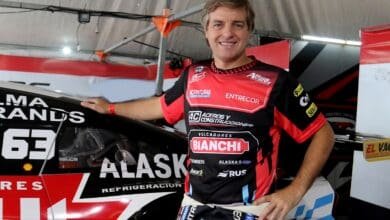 Nico Bonelli al lado del Mustang que armó junto a Pope