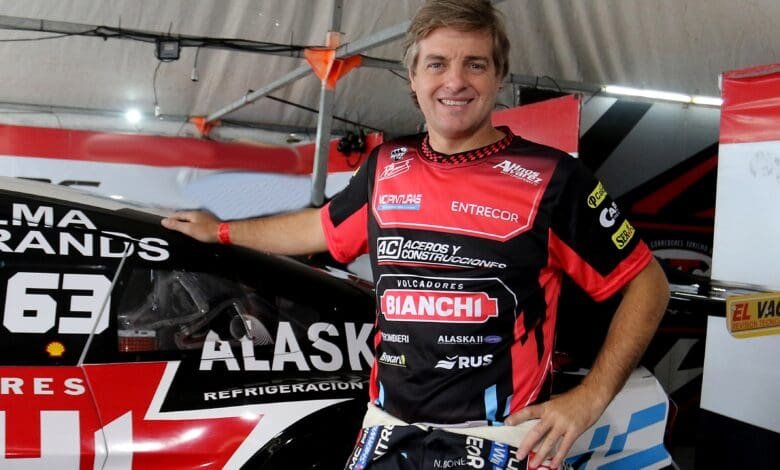 Nico Bonelli al lado del Mustang que armó junto a Pope