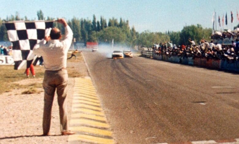 Traverso recibe la bandera de cuadros