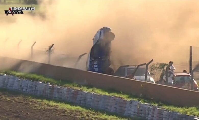 Impresionante accidente: un auto terminó en el público 1 WhatsApp Image 2025 04 27 at 22.42.40