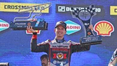 Lugón festeja en lo más alto del podio el triunfo en TN
