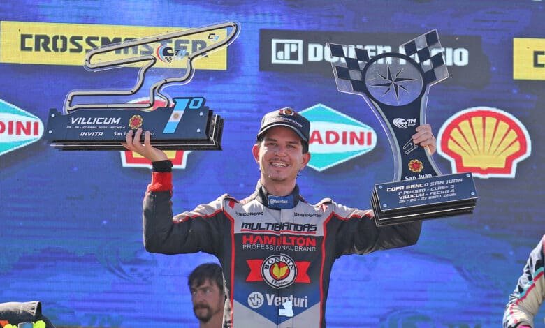 Lugón festeja en lo más alto del podio el triunfo en TN