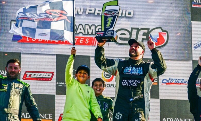 González festeja en el podio con sus hijos