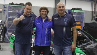 De Benedictis posa con los hermanos Soljan