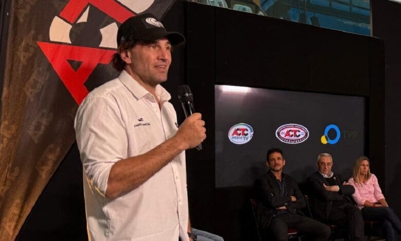 Moriatis durante la presentación en la TVP