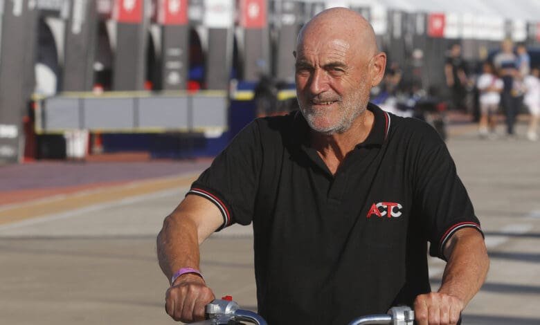 Sola en plena tarea en los autódromos