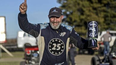 González celebra, trofeo en mano