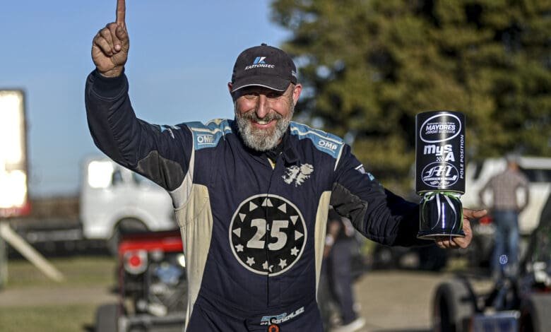González celebra, trofeo en mano