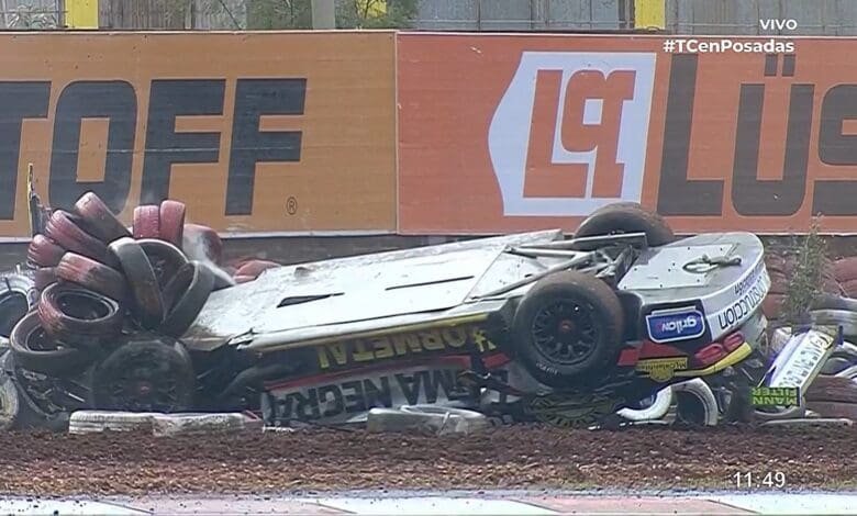 El Camaro de Landa quedó dañado en la trompa