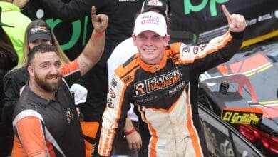 Otto celebra al bajar del Camry