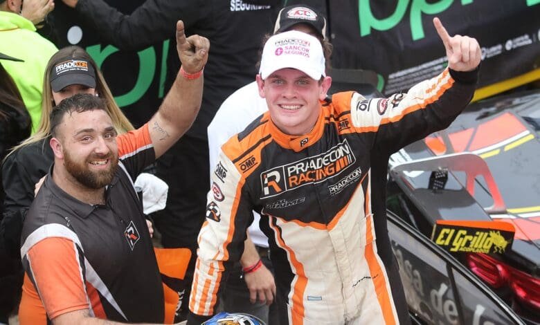 Otto celebra al bajar del Camry