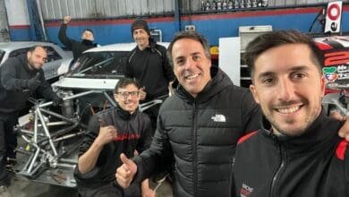 Ledesma junto a Impiombato y los chicos del equipo