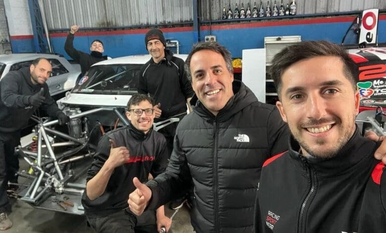 Ledesma junto a Impiombato y los chicos del equipo