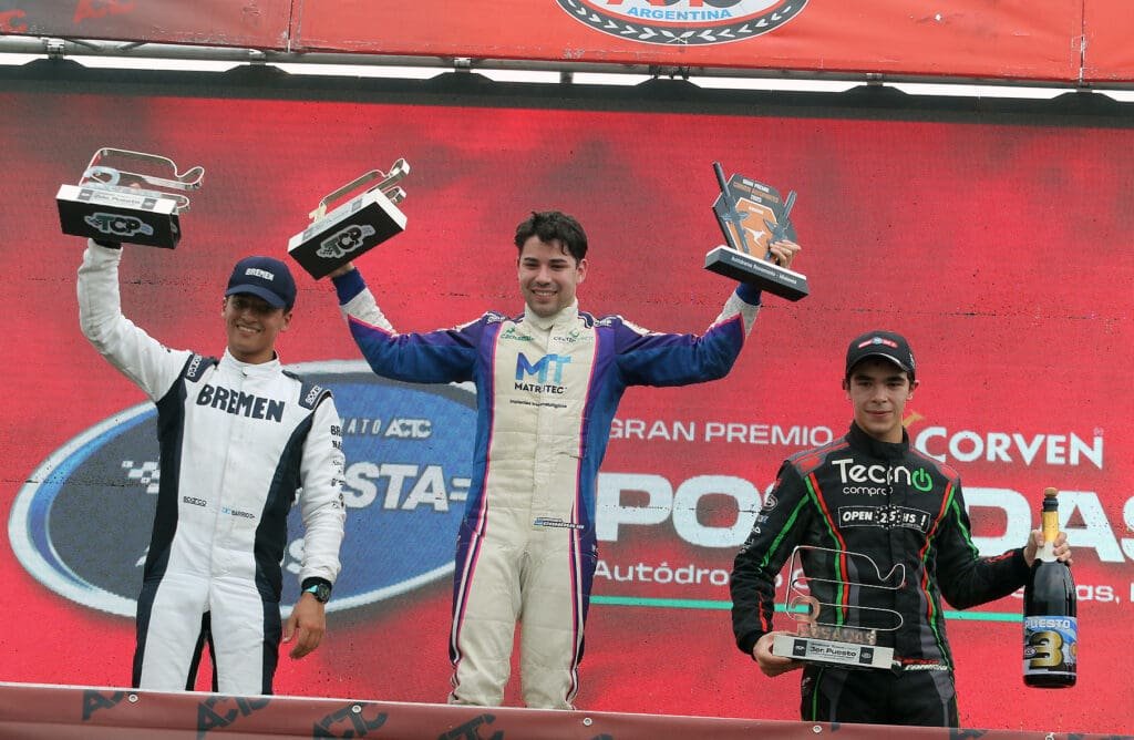 ¿Corazón ovalado?: Colapinto, feliz por el éxito de un Ford 3 Gandulia celebra en el podio, junto a Barrio y Damiani