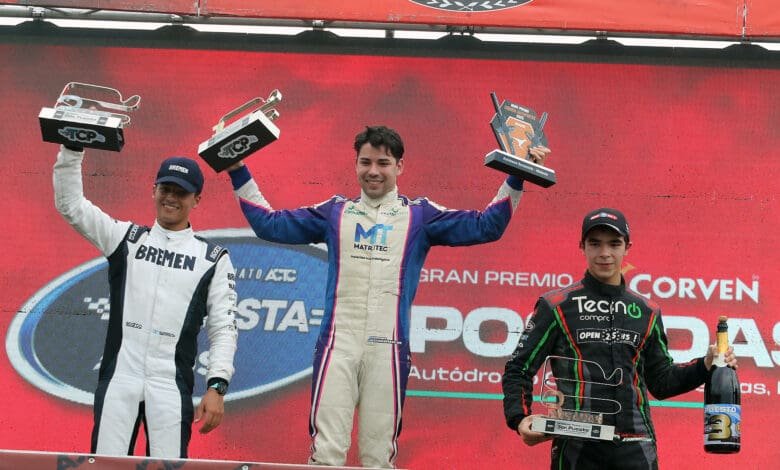 Gandulia celebra en el podio, junto a Barrio y Damiani