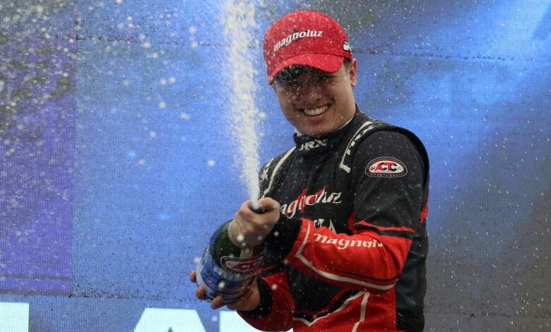 Ortiz celebra en su segundo podio en la categoría