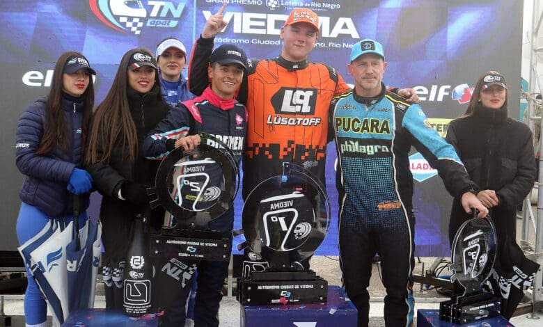 Thiago celebra en el podio de Viedma