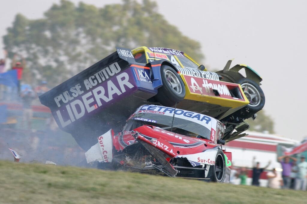 El día que el “Gurí” voló: el accidente de Martínez en 2008 4 Los Ford en pleno incidente