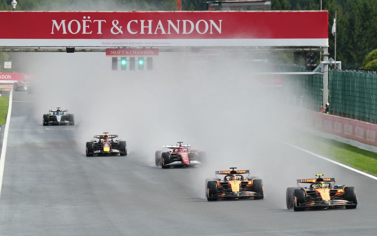 En Spa hizo agua: llueve sobre mojado en la F1 1 El agua demoró la puesta en marcha del GP belga