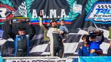 Urbieta celebra con su pequeño hijo en el podio