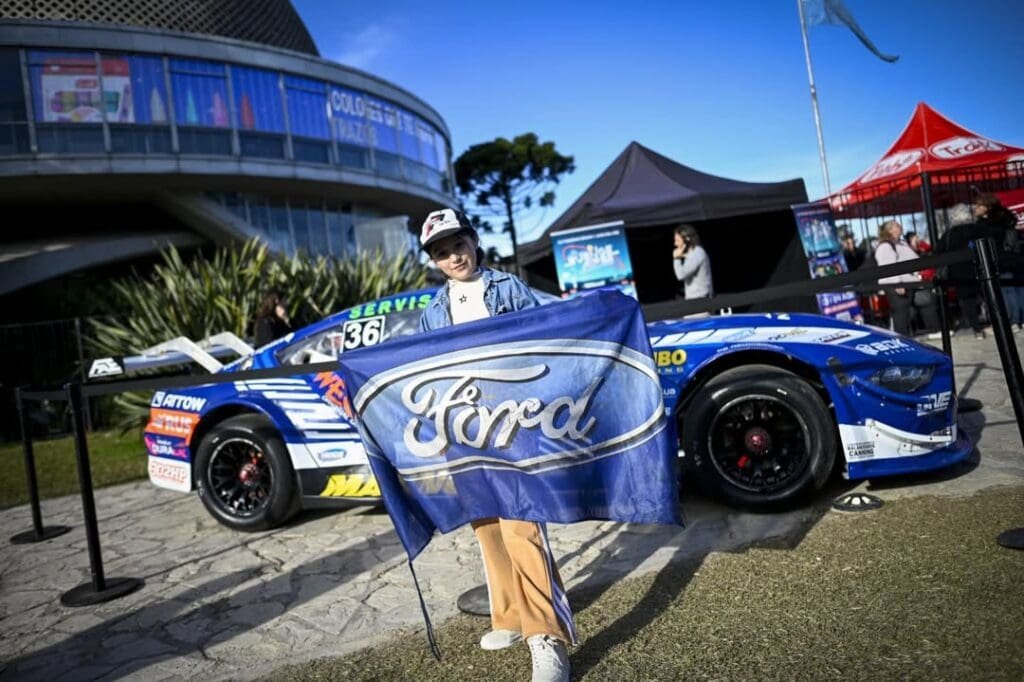 De otro planeta: Spataro llevó el Mustang al Planetario 3 TC Spataro 2