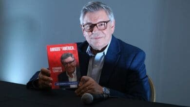 “Amigos de América”: Fernando Tornello presentó su libro 9 Tornello con su ópera prima