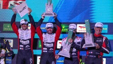 Pechito celebra con sus compañeros en el podio
