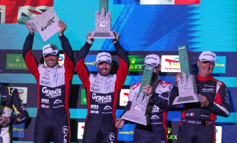 Pechito celebra con sus compañeros en el podio
